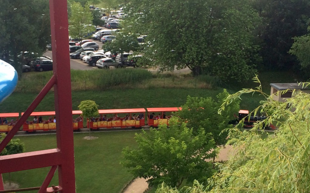 Le petit train qui fait le tour du parc vu de haut