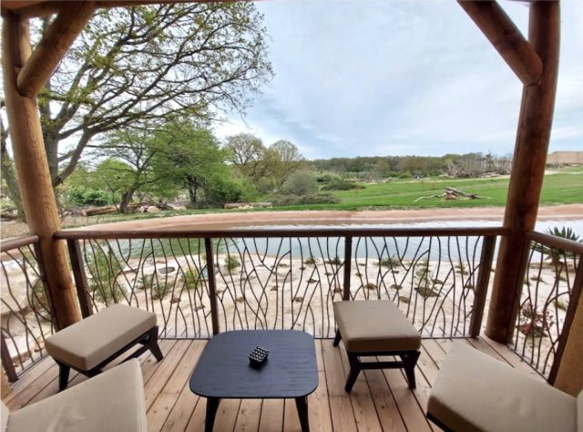 Vue du balcon d'une des suites de l'hôtel Le Pal Savana Reserve dans l'Allier