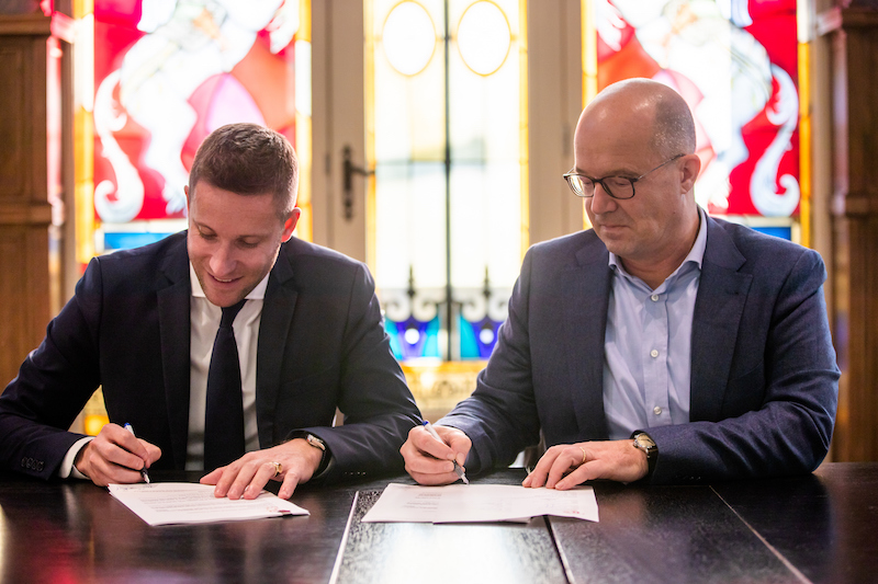 Signature contrat Raveleijn efteling puy du fou