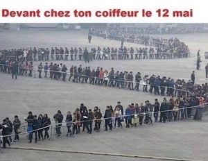 La queue chez le coiffeur le 11 mai en photo