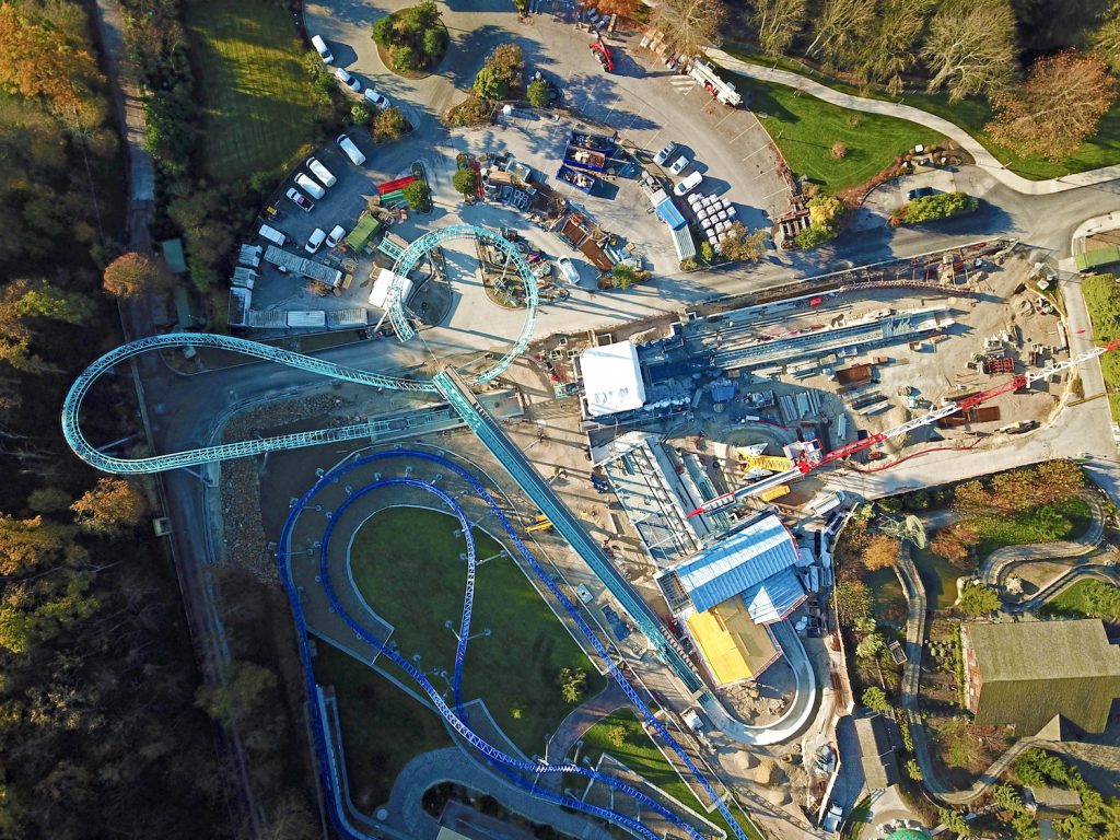 Vue de drone du parcours, des rails et de la gare de Krampus Expedition à Nigloland nouveauté 2021