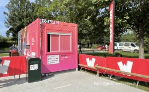Centre de test Covid mobile entree parc attraction Walibi loxamed