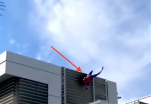 Video spiderman chute sur batiment à disneyland