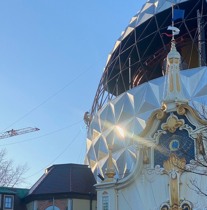 demontage et nettoyage des panneaux du dome de cancan coaster à europa Park