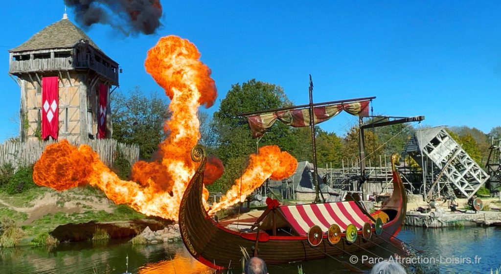 spectacle Puy du Fou viking drakkar en feu