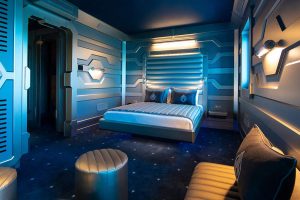 photo d'une chambre spatiale dans l'hotel station cosmos du Futuroscope