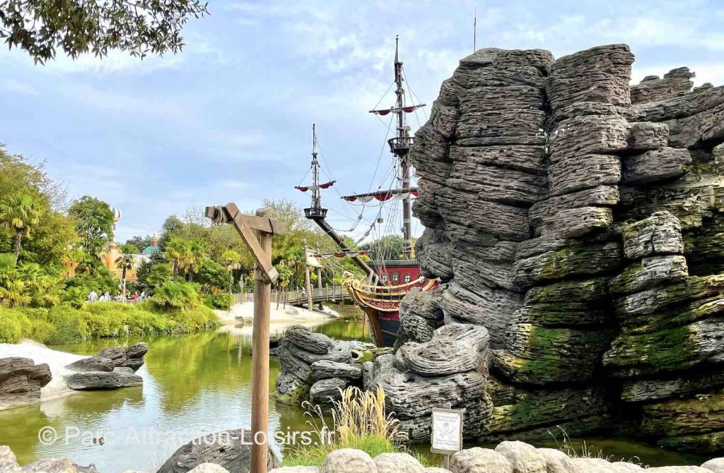 superbe gallion près de l'attraction pirates des caraibes au parc disneyland eurodisney à paris