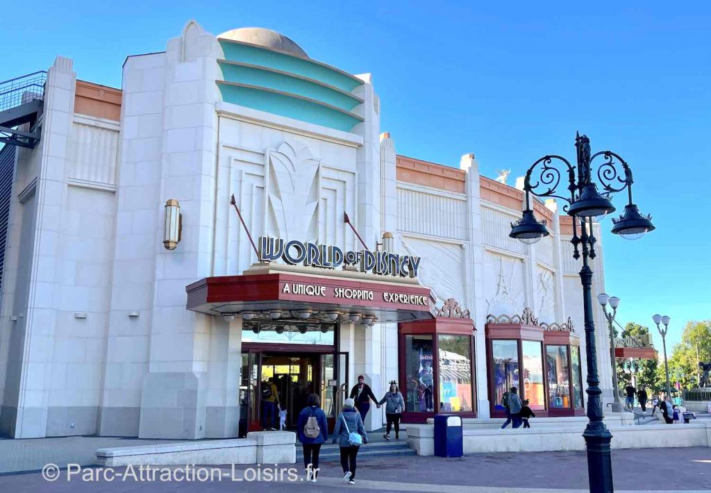 Boutique de souvenirs Disneyland au Disney village World of Disney exterieur