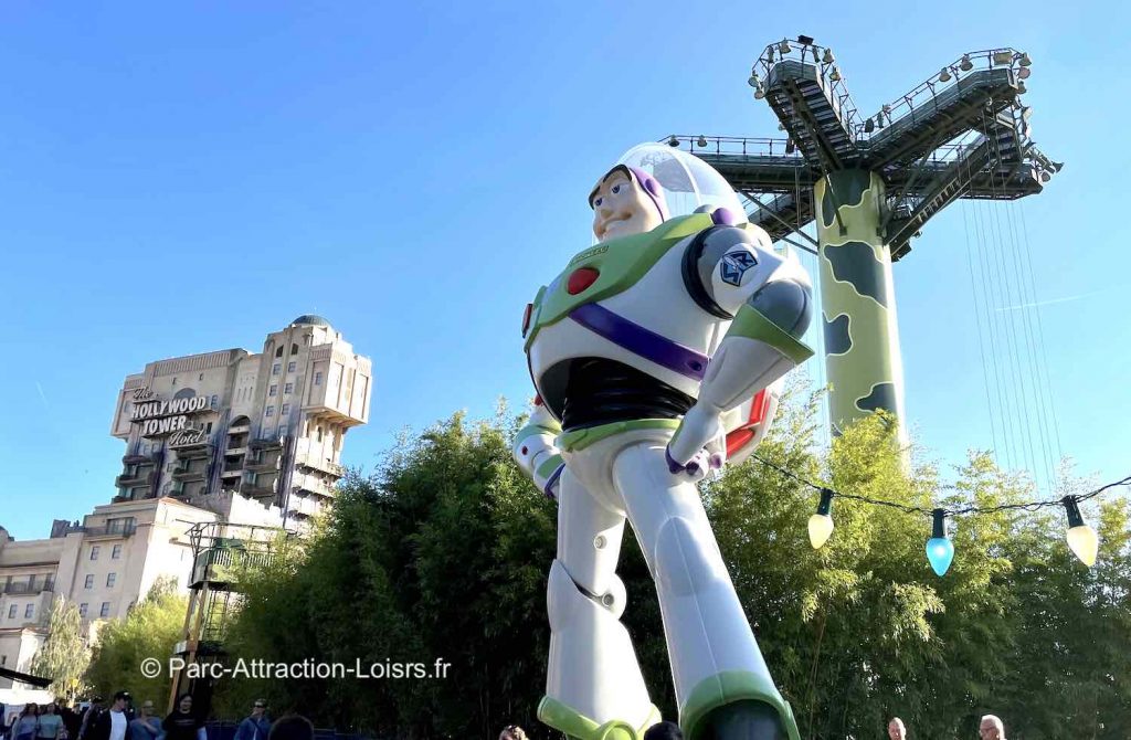 attractions à parc Walt Disney Studios : buzz l'éclair, homllywood tower of terror et parachutes