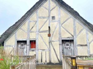 Entrée des chambres à l'hôtel des îles de Clovis au puy du Fou