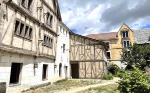 cour intèrieure hotel La citadelle près du Puy du Fou