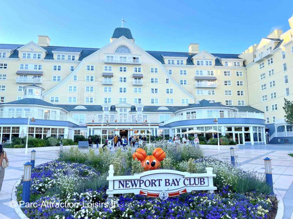 hotel newport bay club entrée piéton en face du lac Disney