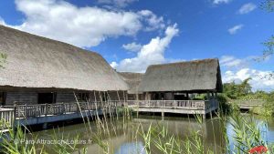 les îles de Clovis près du Puy du Fou cité lacustre