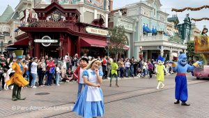 parade personnages disney au parc disneland de paris