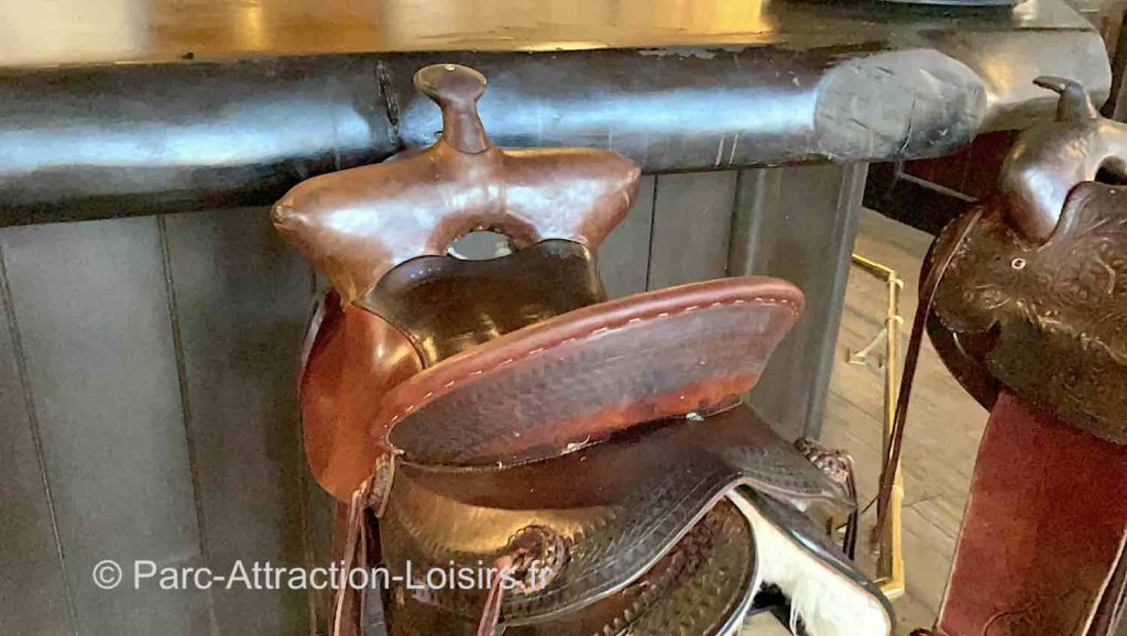 selle de cheval au bar hôtel Disney Cheyenne