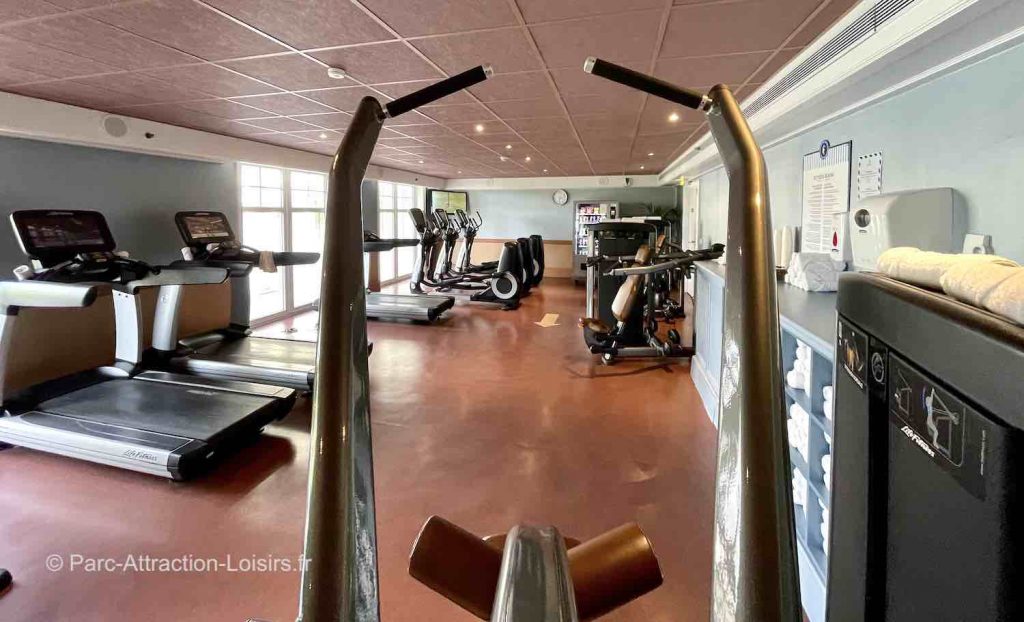 salle de sport et de fitness à l'hôtel Newport Bay