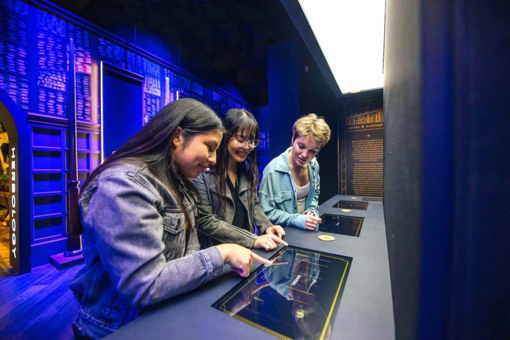 exposition des baguettes de sorciers de Pudlard lors de l'expo Harry Potter Exibition Paris 2023