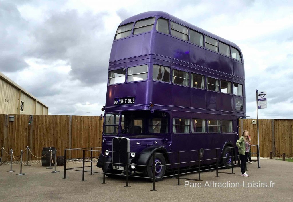 Bus mauve à trois étages vu dans Harry Potter