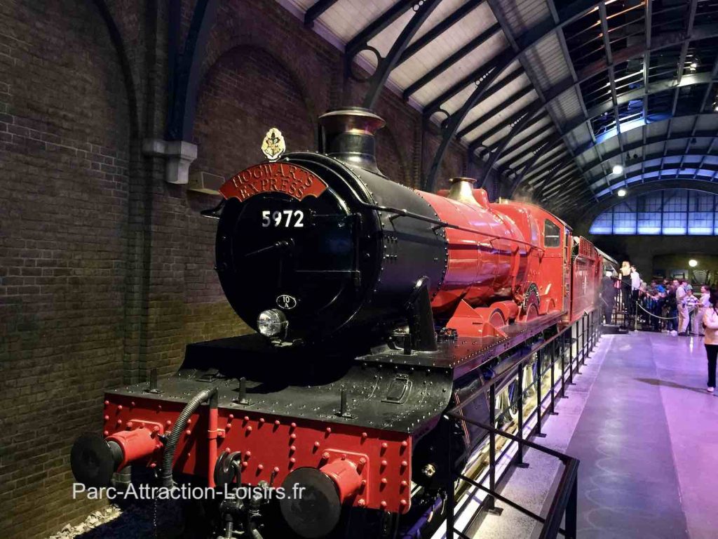 le poudlard express, train à quai à voir au studio harry potter de Londres