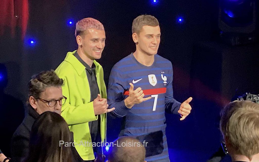 Antoine Griezmann et sa statue au musée Grévin lors de l'inauguration