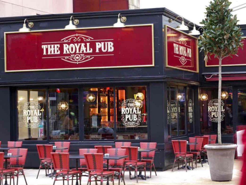 Royal Pub restaurant british Disney Village