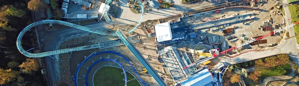 Vue de drone du parcours, des rails et de la gare de Krampus Expedition à Nigloland nouveauté 2021