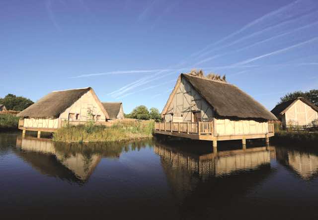 hotel les iles de clovis au puy du fou