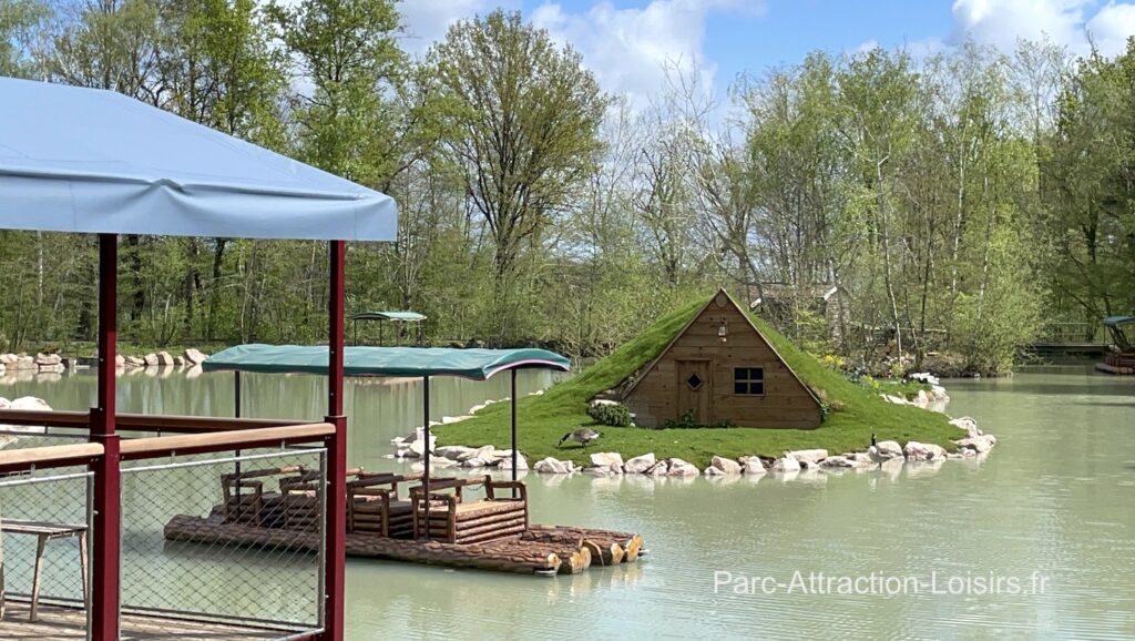 attraction L'archipelle du grand Nord avec ses bateaux en rondins de bois au Pal