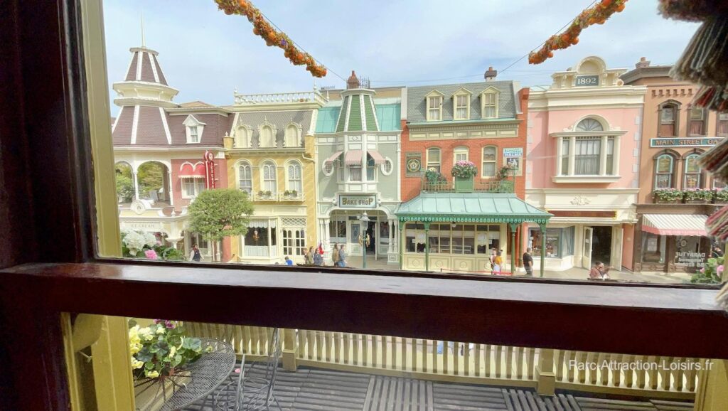 vue main street depuis la salle du restaurant Walts à Disneyland Paris