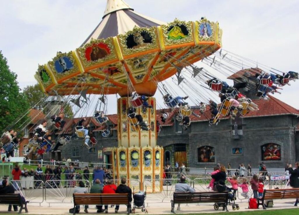 Les Chaises volantes au Parc Saint-Paul 