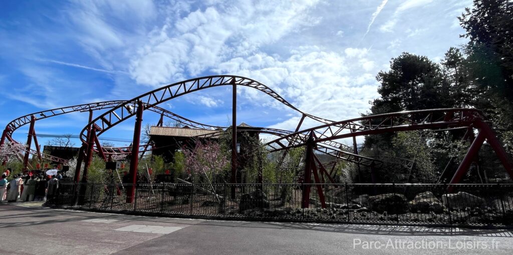 Parcours du grand-huit Défi du Dragon au Jardin d'Acclimatation