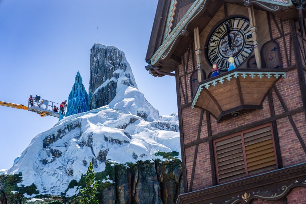 décor attraction frozen reine  des neiges à Disneyland world of adventures 