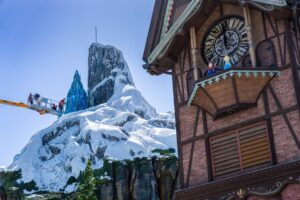 décor attraction frozen reine des neiges à Disneyland world of adventures