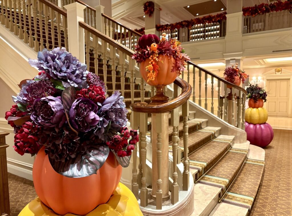 decor Halloween Disneyland Hôtel Toussaint