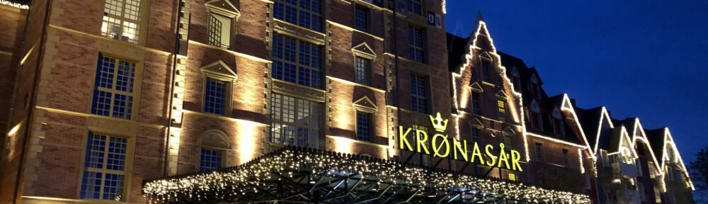 Hotel Kronasar à Europa-Parc Rulantica vue exterieure avec décoratio de noël