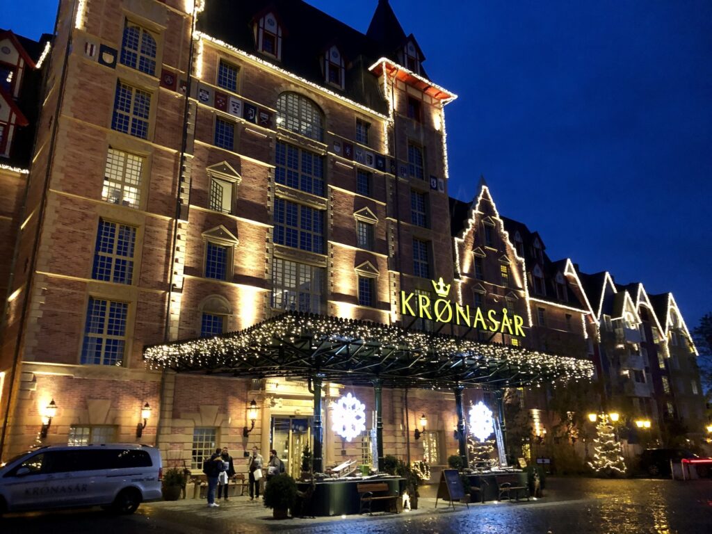 Hotel Kronasar à Europa-Parc Rulantica vue exterieure avec décoratio de noël