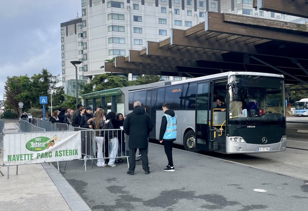 emplacement où attendre la navette à Roissay Charles de Gaulle , avec panneau parc astérix