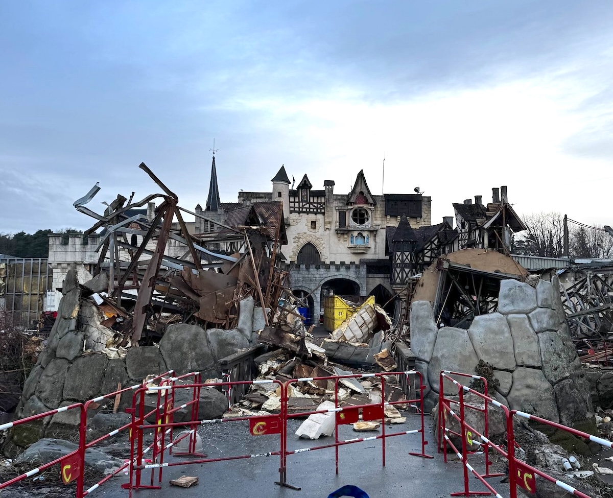 Tout un morceau d’histoire du Parc Astérix a disparu aujourd’hui : la démolition en images