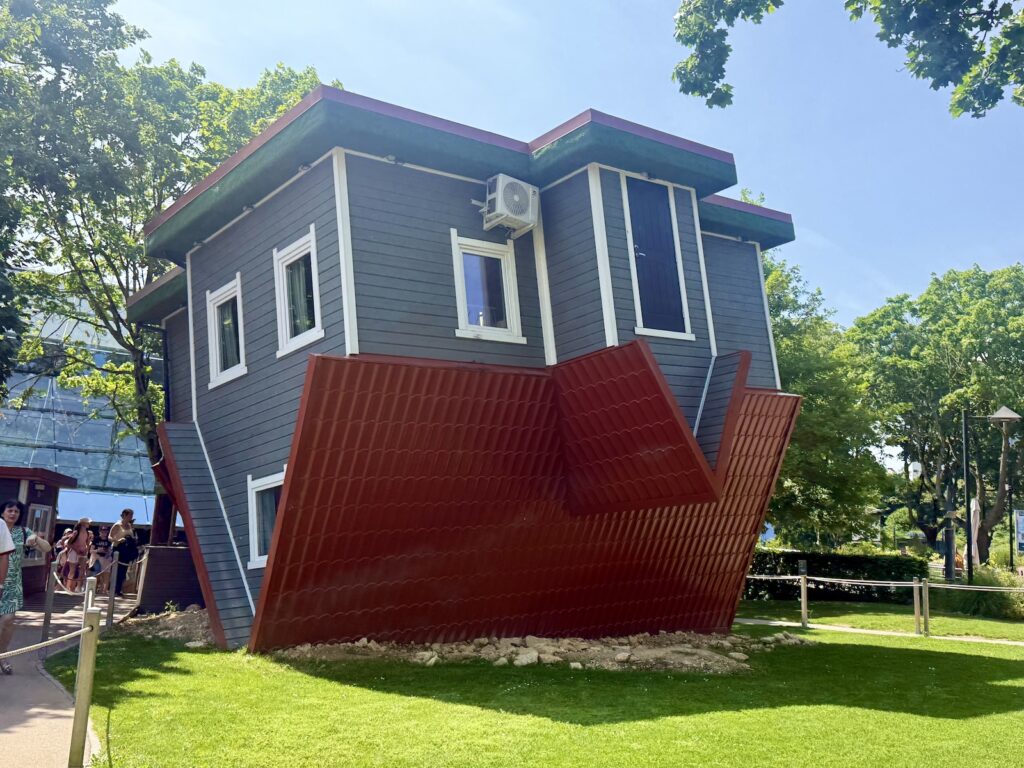 maison à l'envers Futuroscope