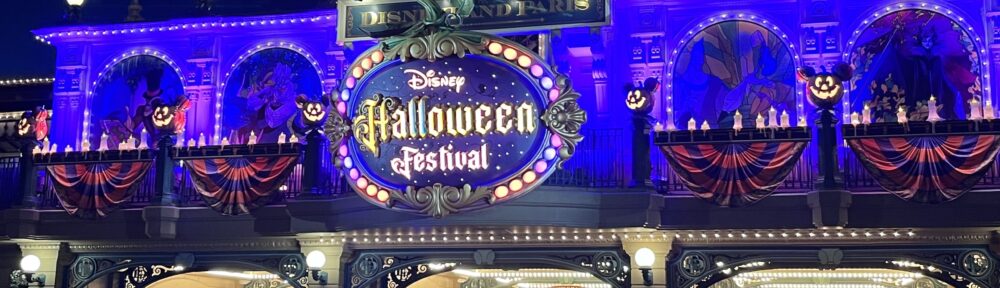 décorations d'Halloween à Disneyland Paris, de nuit illuminé