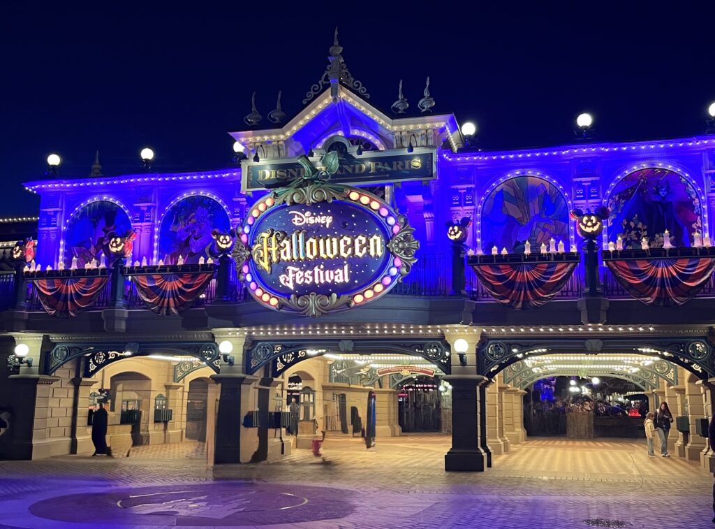 décorations d'Halloween à Disneyland Paris, de nuit illuminé