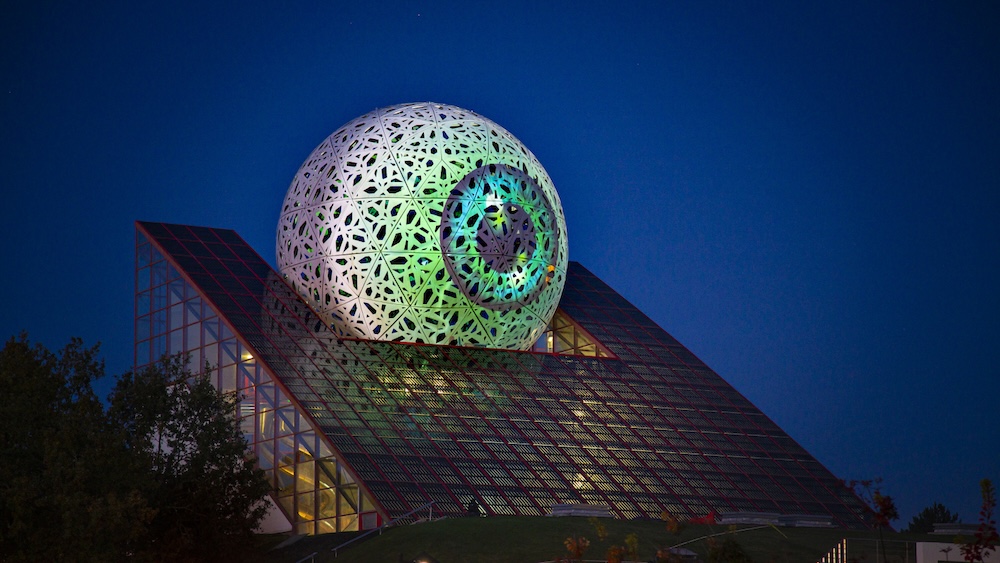 La boule du Futuroscope aux couleurs d'halloween